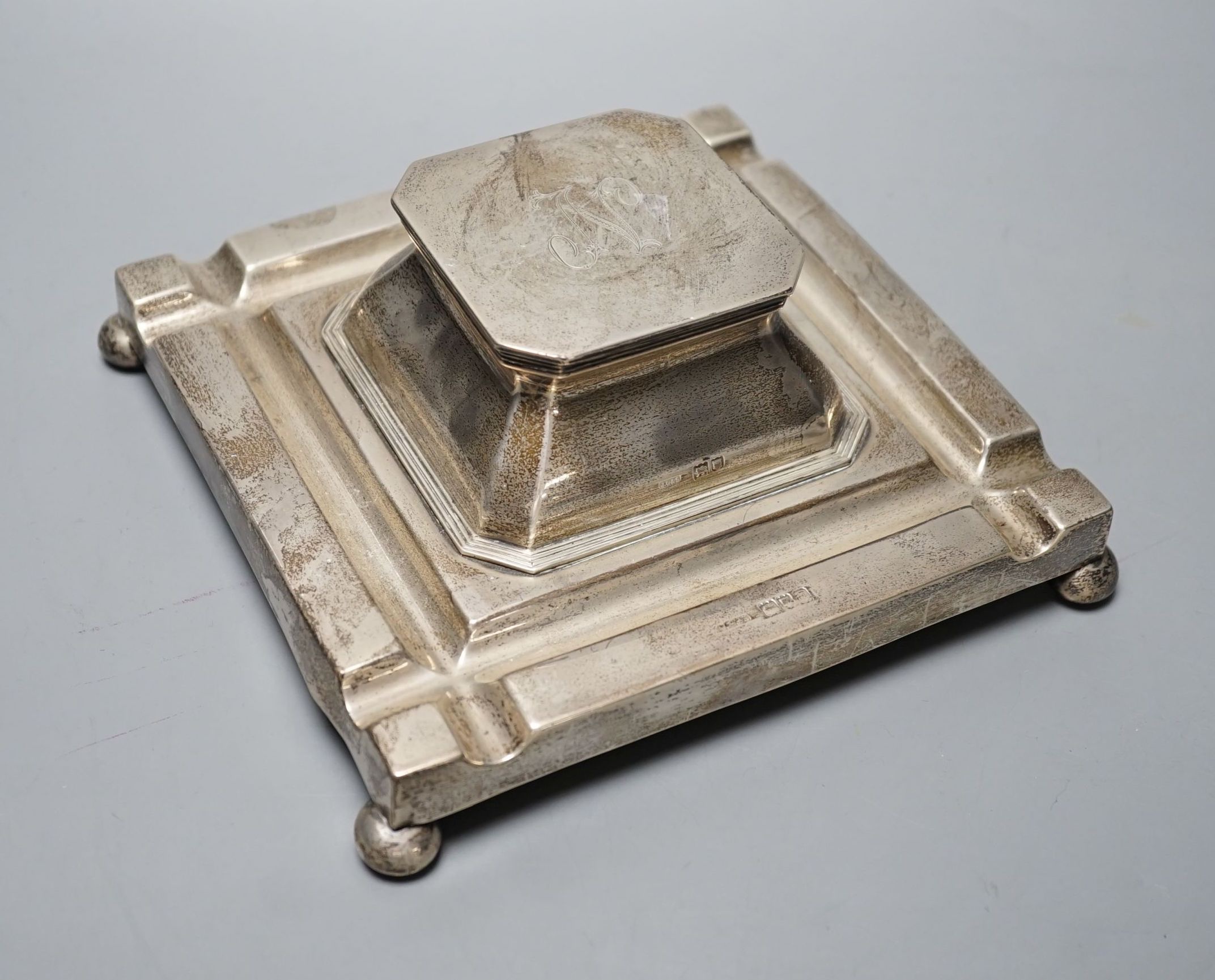 An Edwardian silver mounted wooden inkwell, with four pen recesses, on ball feet, John Grinsell & Sons, London, 1904, 17.5cm, gross